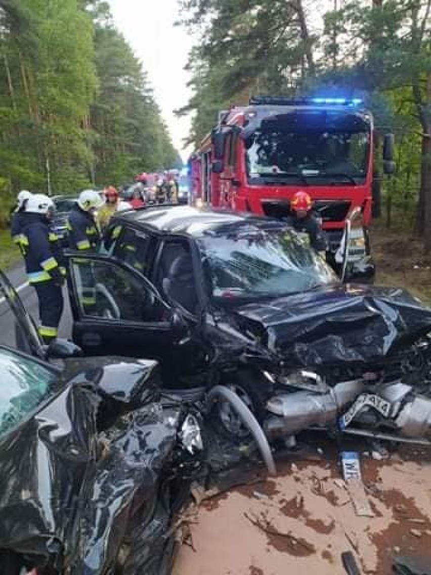 Wypadek w Anielinie w gminie Poświętne. Pięć osób w szpitalach. Sprawca wypadku miał 4 promile alkoholu [ZDJĘCIA]