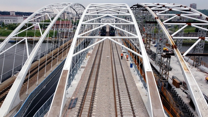 Kraków. Testy nowego mostu kolejowego nad Wisłą już trwają. Pociągi pasażerskie pojadą tędy już wkrótce [ZDJĘCIA] 