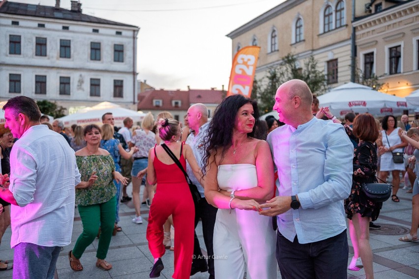 Potańcówki na Rynku w Tarnowie odbywają się w każdą...