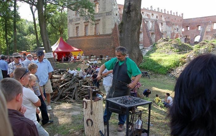 Jarmark przy ruinach zamku w Krupem