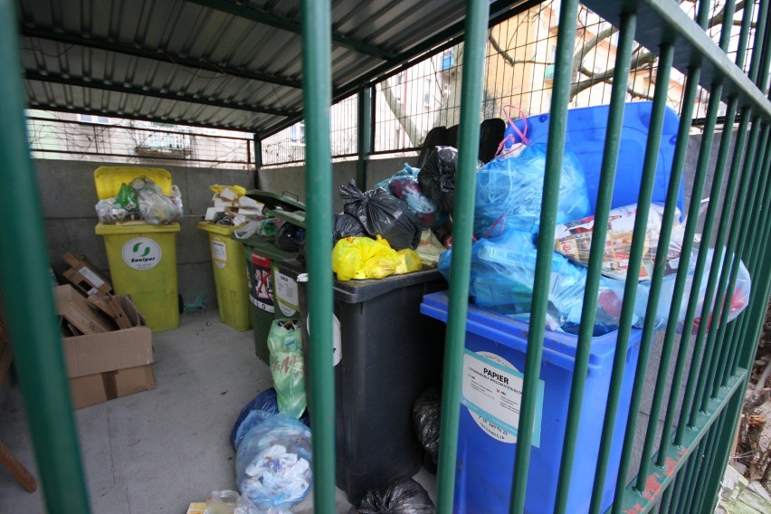 Mimo protestów mieszkańców i apeli opozycji radni Samorządności zdecydowali o rekordowo wysokiej podwyżce za wywóz śmieci ZDJĘCIA