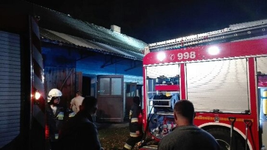 Strażacy walczyli z pożarem budynku gospodarczego