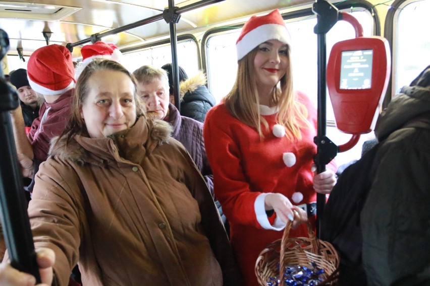 Nowy Sącz. Mikołajkowy autobus. Za darmo i z cukierkami [ZDJĘCIA]