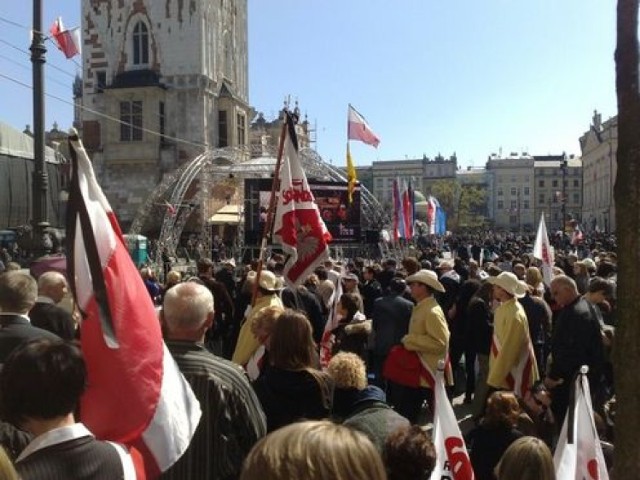 Zebrani na krakowskim Rynku, którzy chcą osobiście uczestniczyć w uroczystościach pogrzebowych Prezydenta RP Lecha Kaczyńskiego i jego małżonki Marii Kaczyńskiej - fot. MoDO / MM Kraków