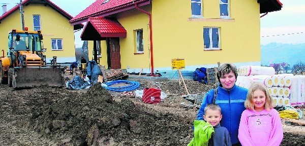 Iwona Wojsław w każdej wolnej chwili dogląda budowy nowego domu. Często towarzyszą jej dzieci, które nie mogą doczekać się własnych pokoi