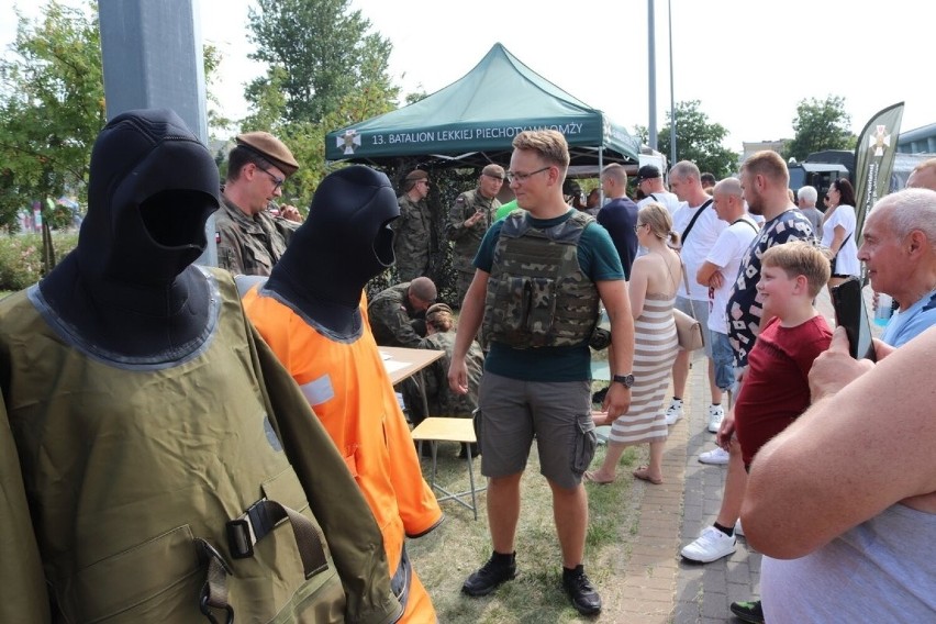 Łomża. Piknik militarny „Wojsko na swojsko” przyciągnął tłumy. Zobacz, jakie atrakcje czekały na przybyłe osoby