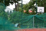 Dzieci długo nie nacieszyły się nowym boiskiem w Opolu. Wiatr uszkodził ogrodzenie, dlatego obiekt został zamknięty 