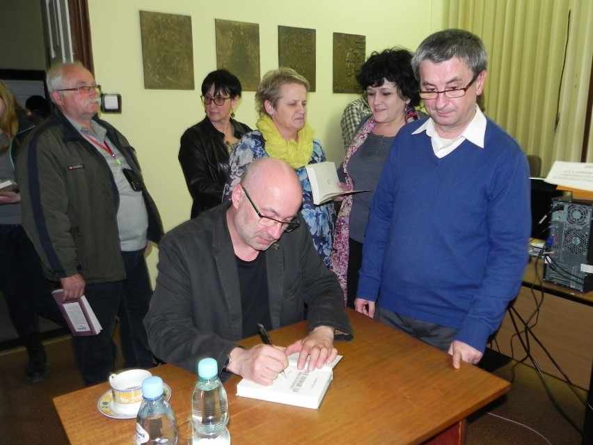 Po spotkaniu Sławomir Koper podpisywał swoje książki.