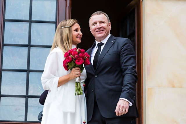 Ślub Jacka Kurskiego i Joanny Klimek odbył się w Krakowie Łagiewnikach.


Zobacz kolejne zdjęcia. Przesuwaj zdjęcia w prawo - naciśnij strzałkę lub przycisk NASTĘPNE