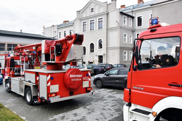 Trzy zastępy straży pożarnej ruszyły do akcji po sygnale alarmowym z terenu I LO w Gorlicach