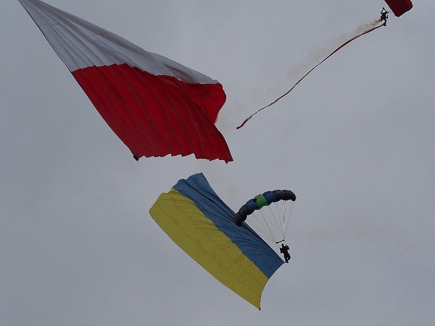 Skakali z flagami Ukrainy i Polski. Spadochroniarze na łódzkim lotnisku wspierają Ukrainę