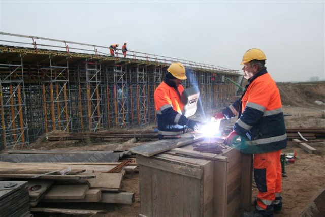 Pracownicy firmy "Skanska" pracują przy wiadukcie w Grabkowie w gm. Kowal