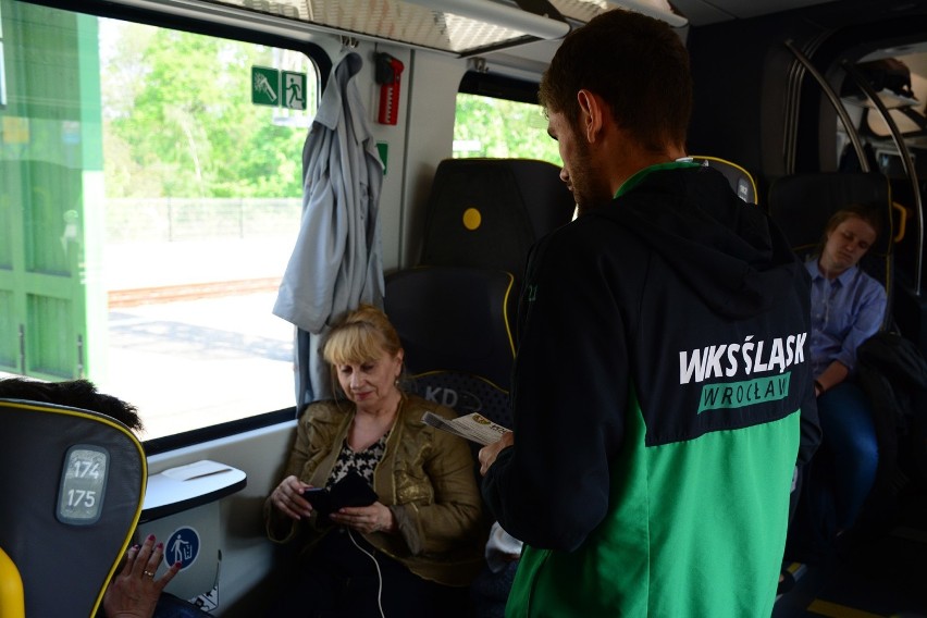 Piłkarze Śląska Wrocław zapraszali na mecz... w pociągu. Zobacz zdjęcia