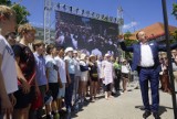 Poznań: Telebim na placu Wolności i wspólne śpiewanie hymnu [ZDJĘCIA, WIDEO]