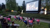 Komediowe lato w Koninie. "Kino pod chmurką " na placu przed Konińskim Domem Kultury