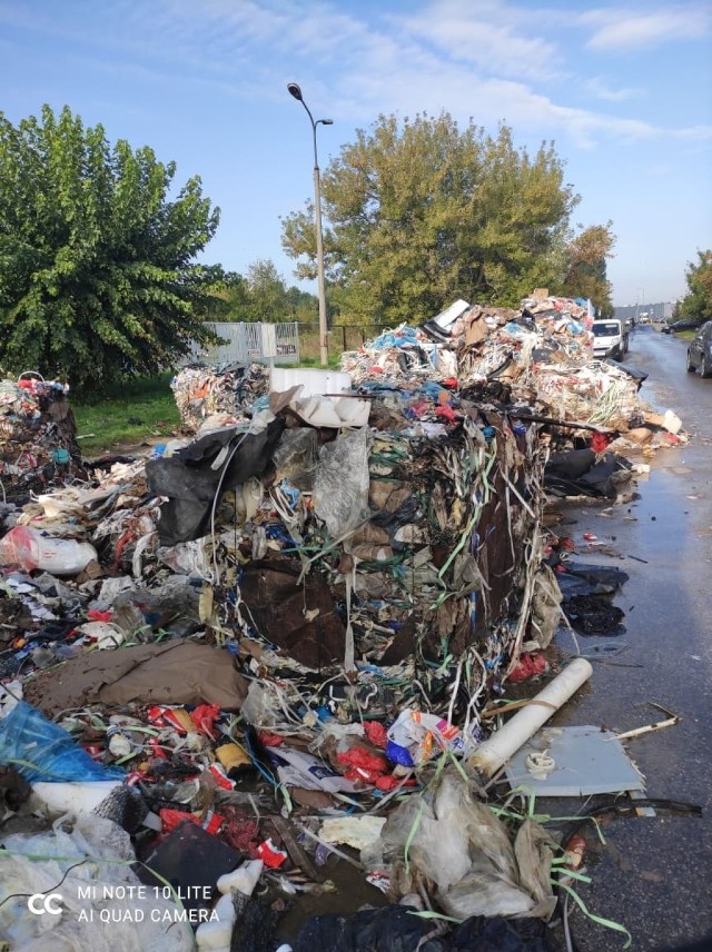 Pożar śmieci na naczepie ciągnika siodłowego. Ktoś podpalił ładunek?