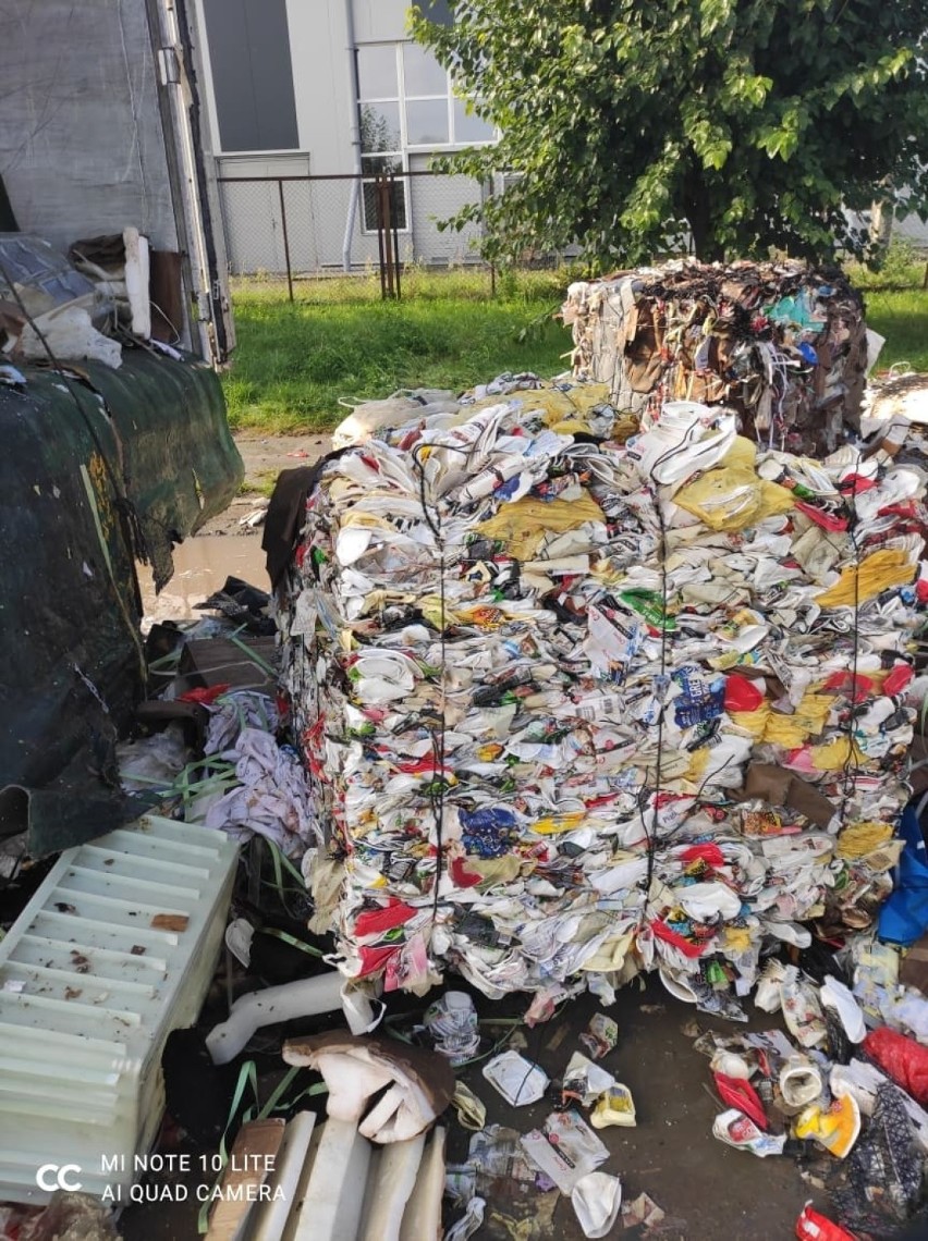 Pożar śmieci na naczepie ciągnika siodłowego. Ktoś podpalił...