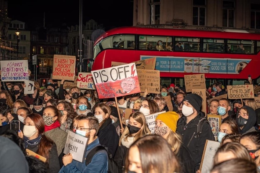 Protest kobiet w Londynie w obiektywie Mai Jakubowskiej ze Stargardu. ZDJĘCIA, WIDEO 