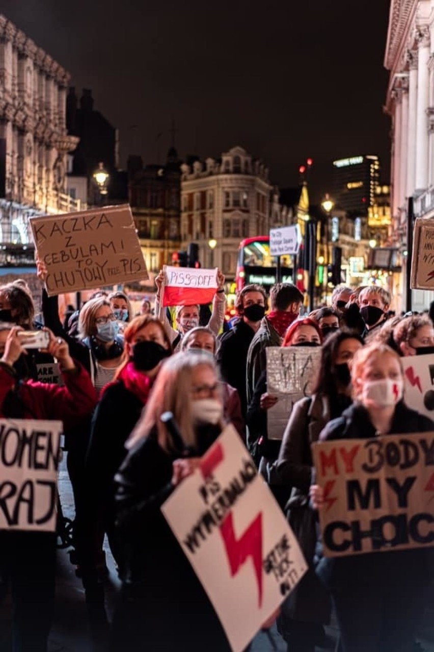 Protest kobiet w Londynie w obiektywie Mai Jakubowskiej ze Stargardu. ZDJĘCIA, WIDEO 