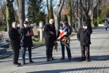 Kwiaty i znicze przy głogowskim pomniku Sybiraków w 82. rocznicę pierwszej wywózki Polaków na wschód