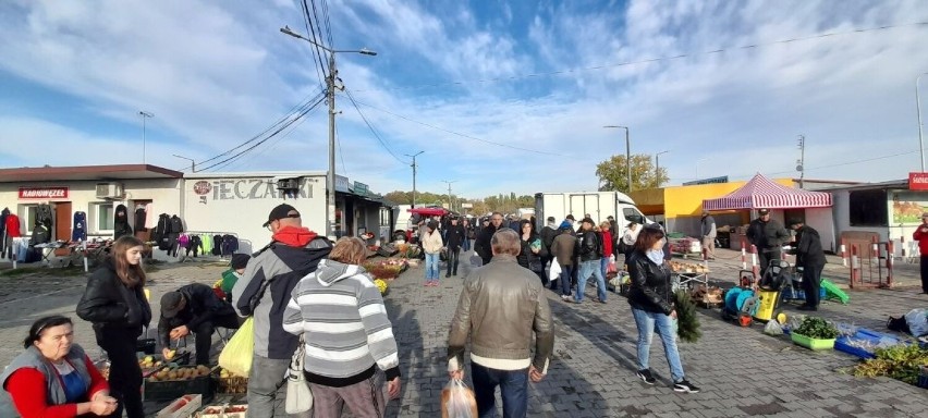 Giełda w Sandomierzu w sobotę 22 października. Wiele osób wybrało się na zakupy. Co szło najlepiej? Zobacz zdjęcia