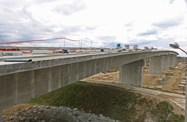 Most na Dunajcu jest już gotowy w 80 procentach. Trwa budowa łącznika po jednej i drugiej stronie przeprawy oraz karczowane jest międzywale rzeki
