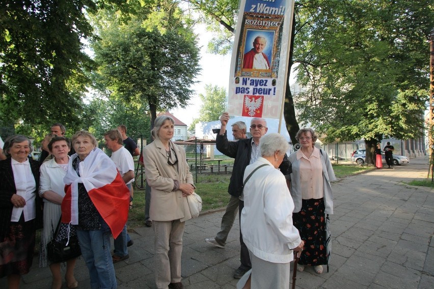 Golgota Picnic w Łodzi. Protest przed Teatrem Pinokio