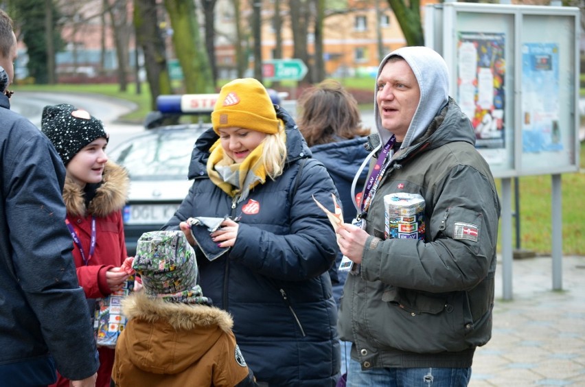 WOŚP gra w Głogowie. Ulicami miasta przejechała parada aut (ZDJĘCIA/FILM)