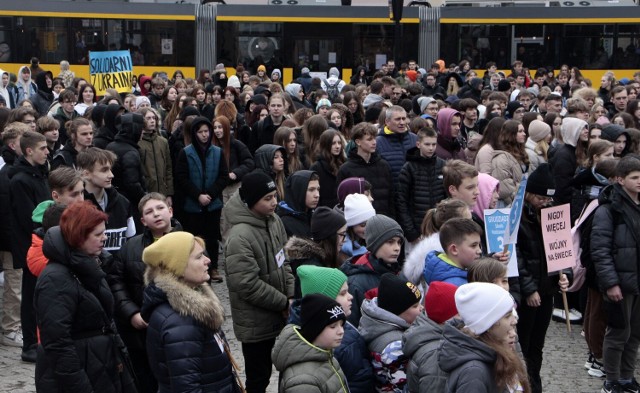 Wiec solidarności z Ukrainą na Rynku w Grudziądzu odbył się w pierwszą rocznicę rosyjskiej agresji