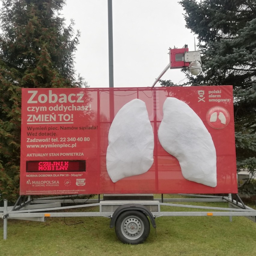 Na skwerze koło poczty w Porębie stanęły mobilne płuca. Badają jakość powietrza wdychanego przez mieszkańców