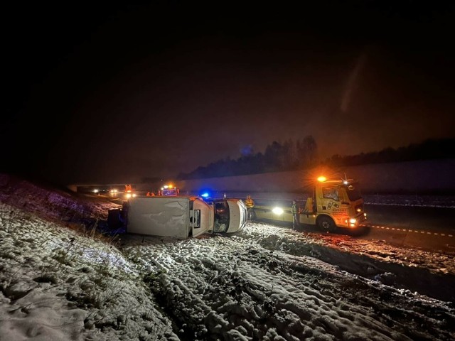 Częstochowa. Nocna kolizja na autostradzie A1. Skrzynki z mięsem wypadły z ciężarówki