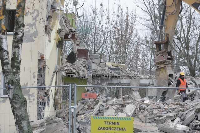 Rozpoczęło się wyburzanie budynków przy ul. Naramowickiej i Sarmackiej w Poznaniu. Wiosną rozpocznie się tutaj budowa trasy tramwajowej na Naramowice.
Przejdź do kolejnego zdjęcia --->