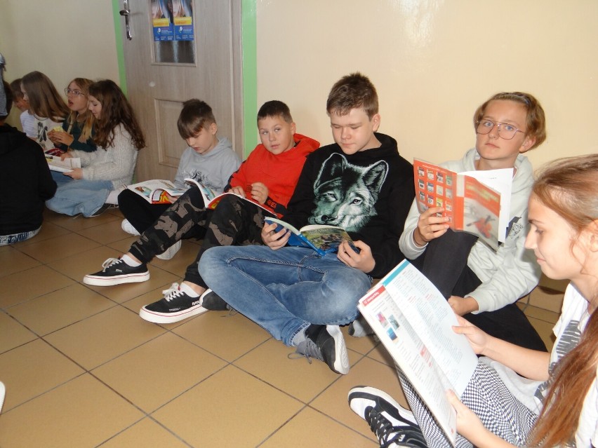 Uczniowie PSP 7 w Radomsku uczestniczyli w biciu rekordu w czytaniu na przerwie. ZDJĘCIA