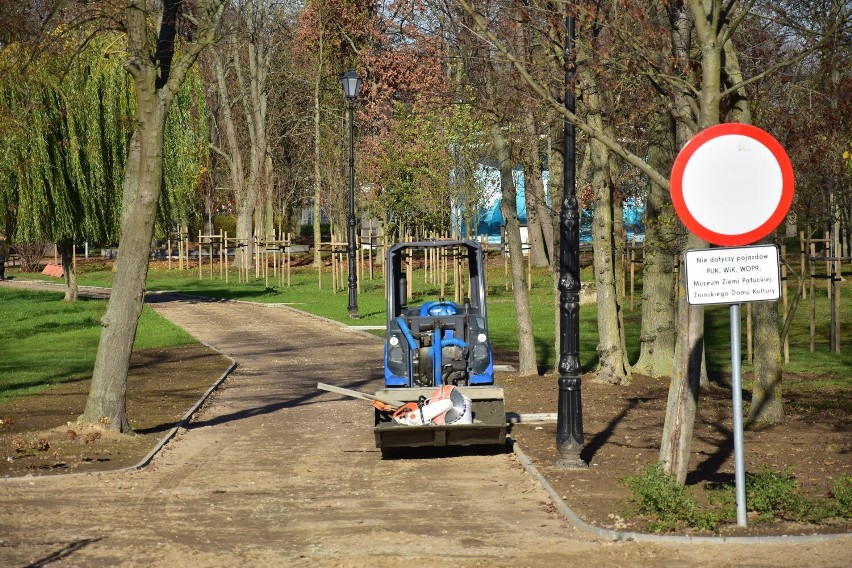 Tak wygląda park nad Małym Jeziorem Żnińskim 08.11.2022.