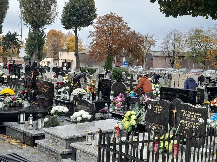 Wszystkich Świętych 2023. Spory ruch i pięknie udekorowane groby na starym cmentarzu w Zduńskiej Woli