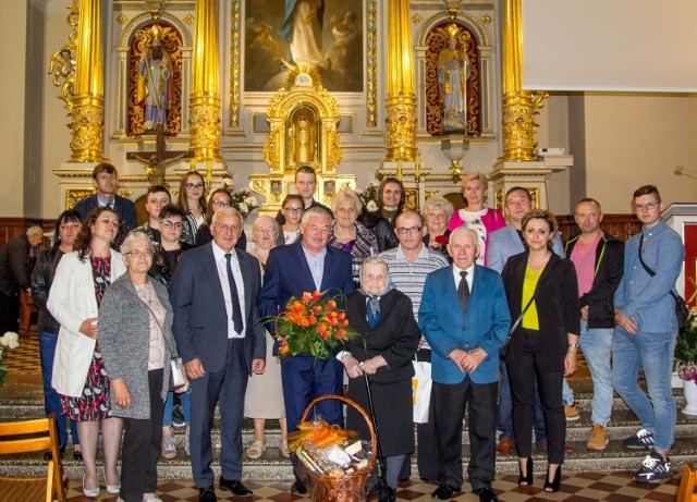 Pani Helena Bujak, mieszkanka Buska - Zdroju (na środku na zdjęciu) obchodziła piękny jubileusz z okazji 100. urodzin.