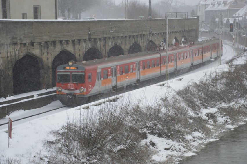 Głogów: Atak zimy także na kolei. Opóźnienia pociągów