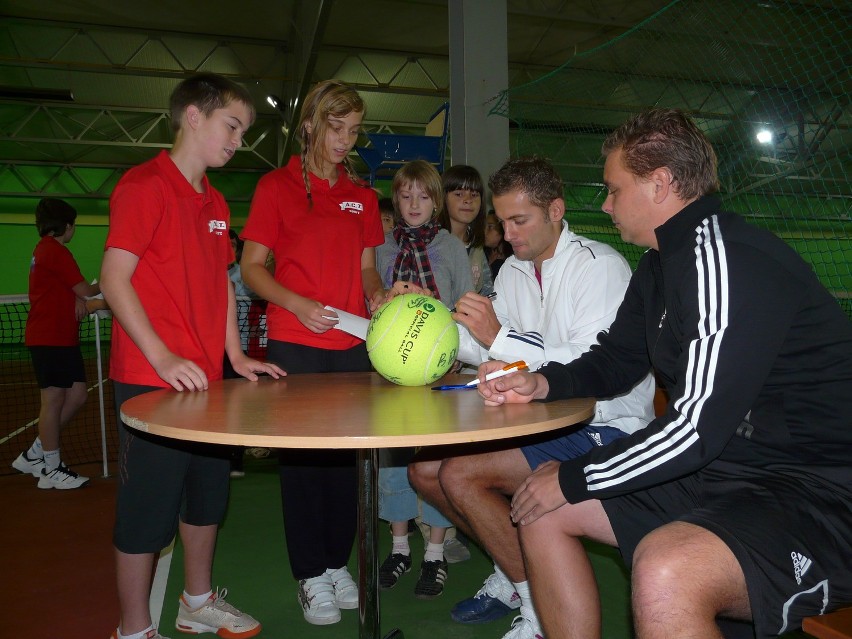 Frystenberg i Matkowski chętnie rozdawali autografy. Zobacz...