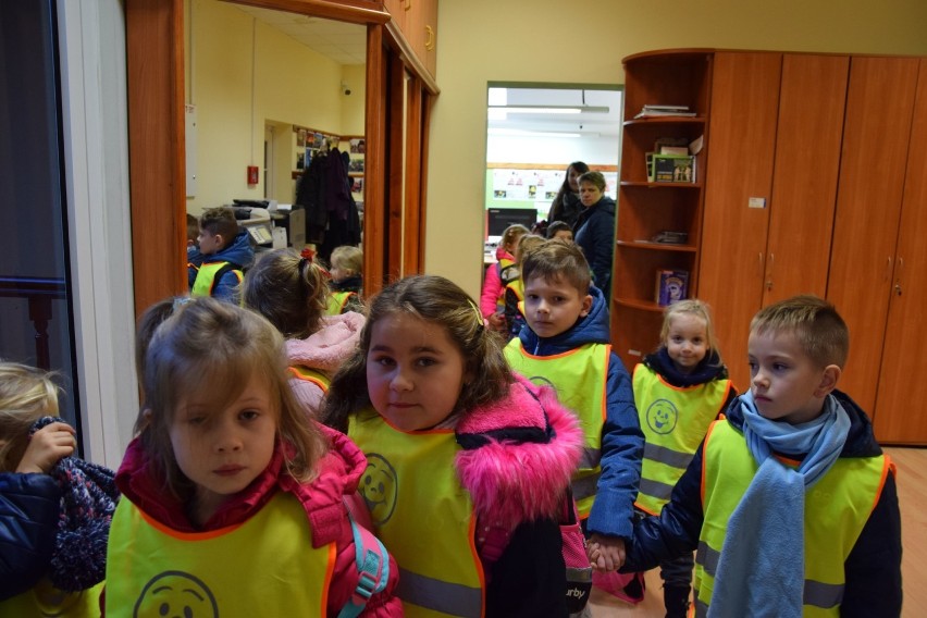 Dzieci z przedszkola sióstr Elżbietanek z Otynia z pierwszą, wspólną wizytą w redakcji Gazety Lubuskiej w Zielonej Górze
