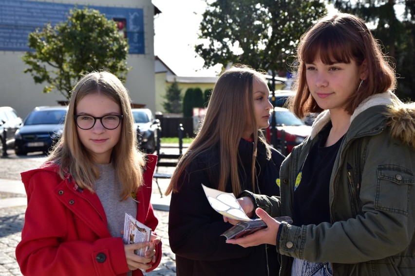 Człuchów. Zerwijmy łańcuchy - akcja miłośników i obrońców zwierząt na człuchowskim rynku ZDJĘCIA WIDEO