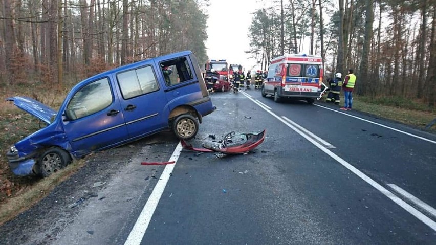 Wypadek na drodze krajowej nr 74 w Jaksonku w powiecie piotrkowskim. Rannych siedem osób [ZDJĘCIA]