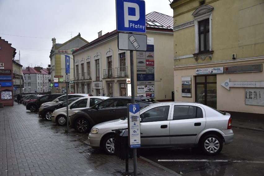 Parkingi w centrum miasta są niemal całymi dniami w pełni...