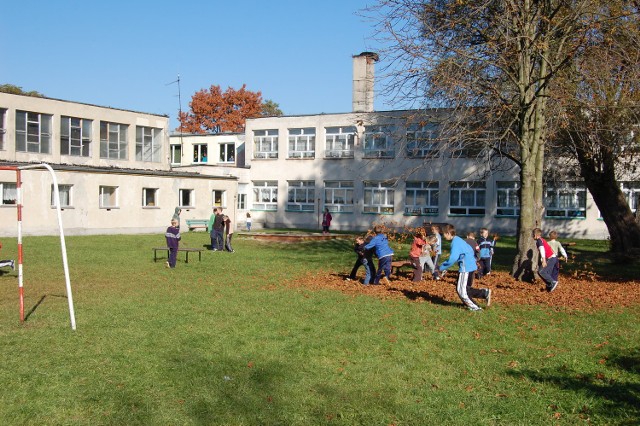 Szkoła w Dąbrówce, kiedy jeszcze odbywały się tam zajęcia