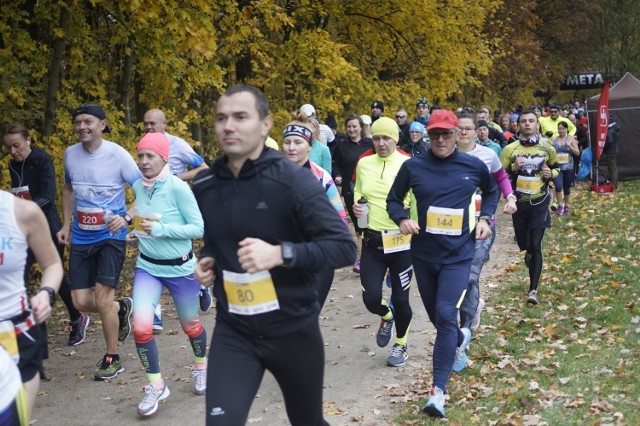 W malowniczym Lasku Marcelińskim po raz piąty odbył się jesienny bieg. Dla każdego kto wystartował w wyścigu i zdecydował się pokonać dystans 5, 10 lub 15 km czeka medal oraz tradycyjna zupa pomidorowa. Zobacz zdjęcia!