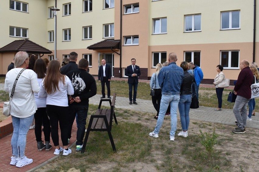 Kolejne rodziny otrzymały klucze do nowych mieszkań komunalnych w Pile