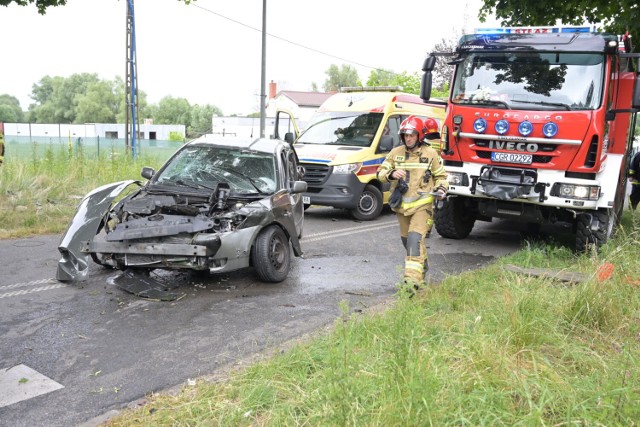 Poważny wypadek w Sztynwagu pod Grudziądzem. Zderzyły się dwa samochody osobowe