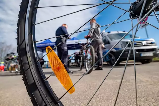 Policja zachęca do znakowania rowerów, co zwiększa szansę na ich znalezienie w przypadku kradzieży.
