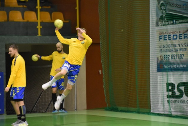 W meczu Ligi Centralnej gorzowianie (żółto-niebieskie stroje) rozgromili w sobotę rywali z Wągrowca różnicą 14 goli.