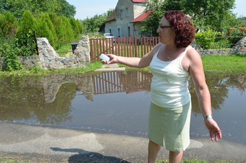 Woda zalewa ulicę w Serbach