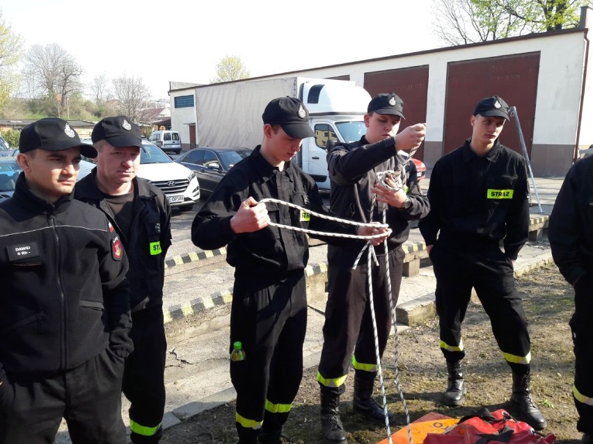 Strażacy i ochotnicy trenowali na wysokościach